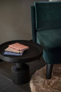 Dettaglio di una poltroncina in velluto all’interno di Casa Guttmann a Roma